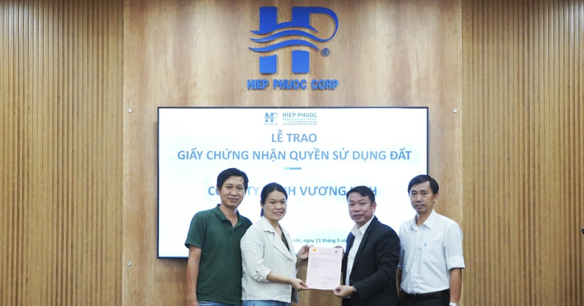 Hipc Trân Trọng Trao Giấy Chứng Nhận Quyền Sử Dụng Đất Cho Công Ty Tnhh Vương Linh | Khu Công Nghiệp Hiệp Phước