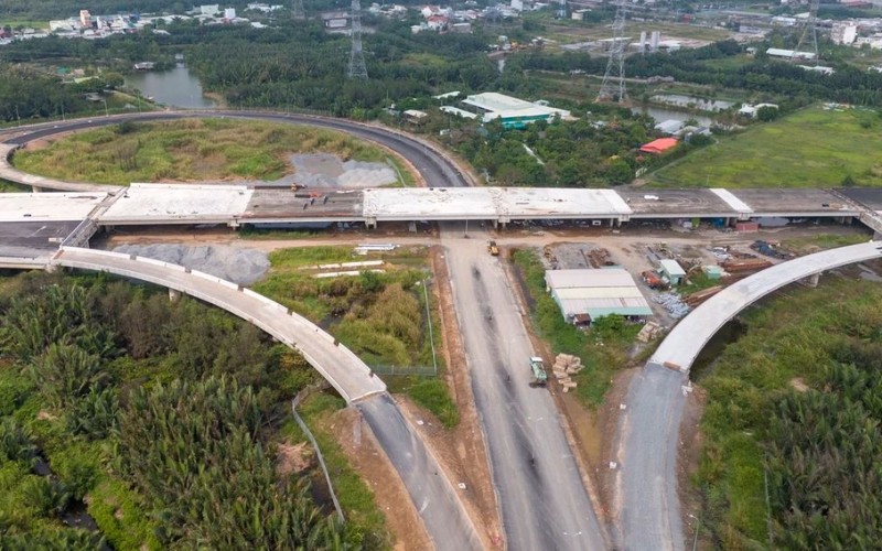 Các lối xuống kết nối cao tốc Bến Lức - Long Thành với đường Nguyễn Văn Tạo đang được thảm nhựa, đồng thời hoàn thiện khe co giãn để đảm bảo chất lượng và an toàn khi đưa vào sử dụng