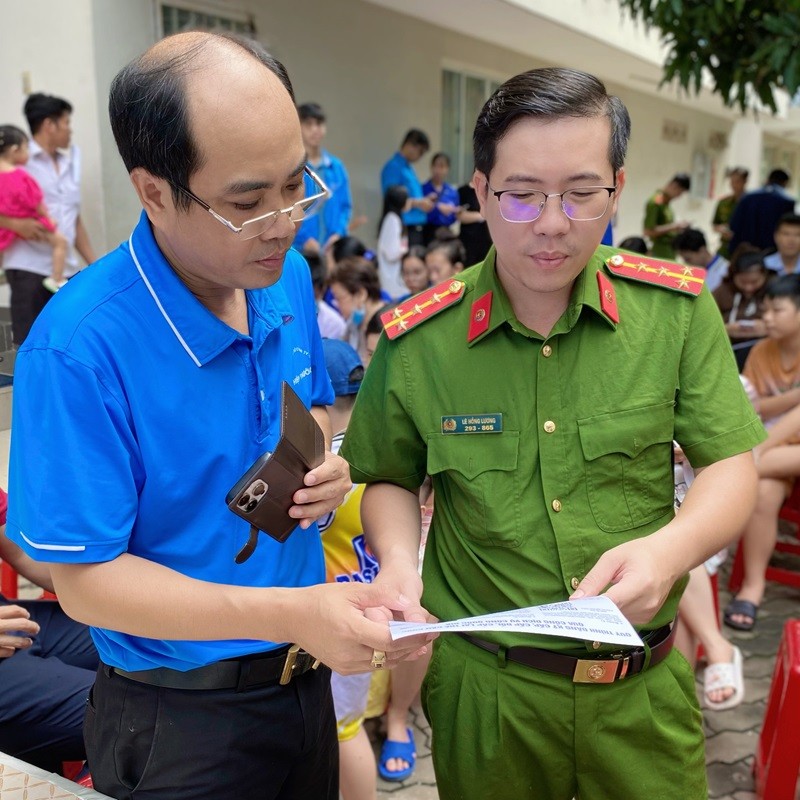 Cư dân Nhà lưu trú KCN Hiệp Phước đượcCông an xã Long Thới tuyên truyềnLuật căn cước năm 2023