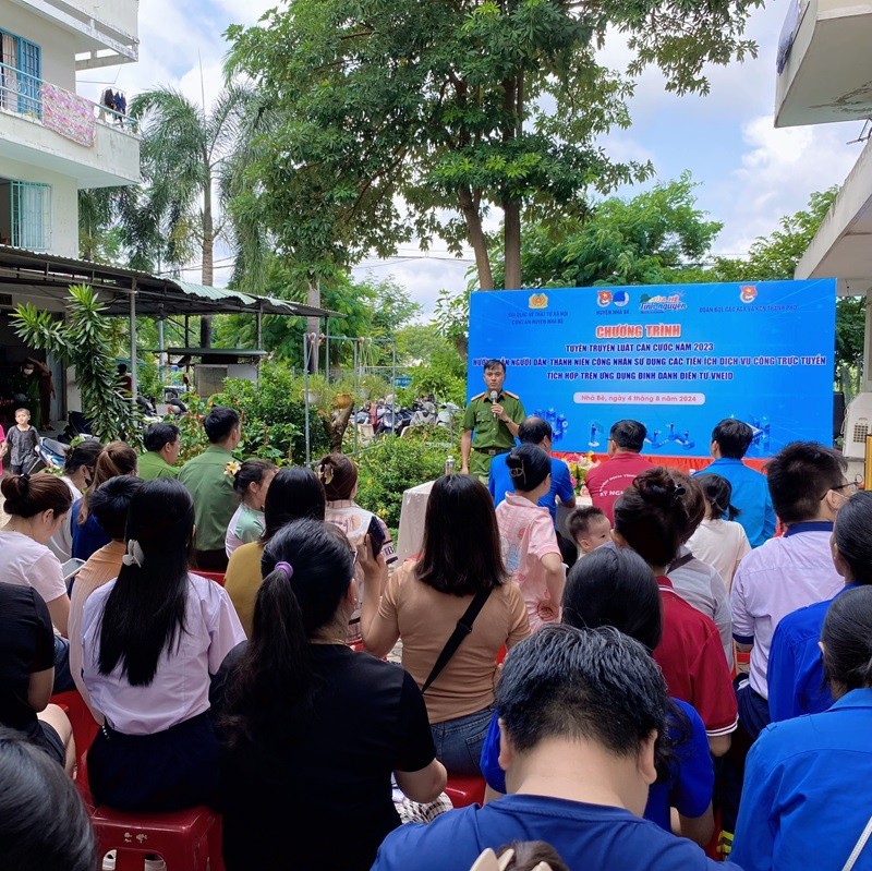 Cư dân Nhà lưu trú KCN Hiệp Phước đượcCông an xã Long Thới tuyên truyềnLuật căn cước năm 2023