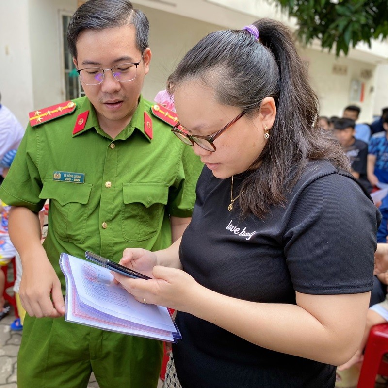 Cư dân Nhà lưu trú KCN Hiệp Phước đượcCông an xã Long Thới tuyên truyềnLuật căn cước năm 2023