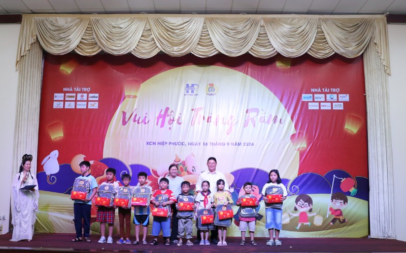 Các em nhỏ chăm ngoan học giỏi nhận quà Trung thu ý nghĩa