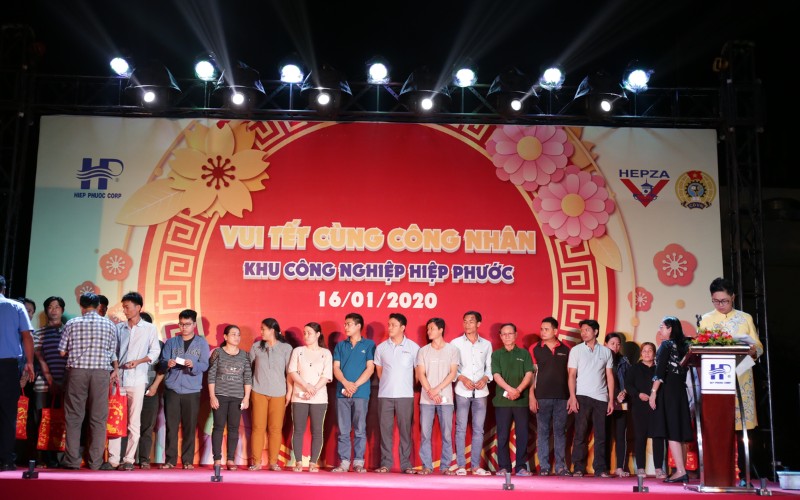 Tại chương trình, 800 phần quà Tết đã được trao cho 800 công nhân có hoàn cảnh khó khăn