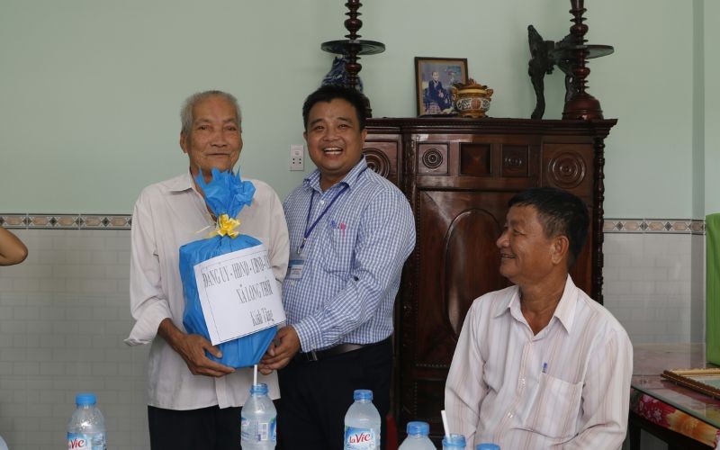 Công ty Cổ phần Khu công nghiệp Hiệp Phước trao tặng nhà tình thương