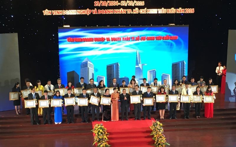 Công ty cổ phần Khu công nghiệp Hiệp Phước vinh dự đón danh huy hiệu Doanh nghiệp Tp.Hồ Chí Minh tiêu biểu 2016