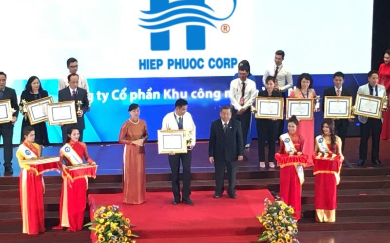 Công ty cổ phần Khu công nghiệp Hiệp Phước vinh dự đón danh huy hiệu Doanh nghiệp Tp.Hồ Chí Minh tiêu biểu 2016