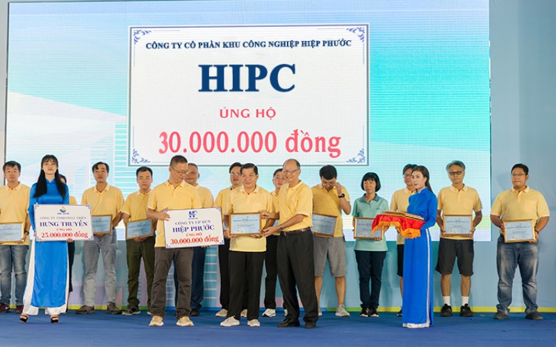 Ông Đinh Văn Tươi - PTGĐ HIPC trao tặng 30.000.000Đ cho Quỹ từ thiện của chương trình