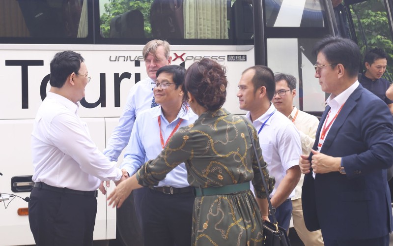 Ông Giang Ngọc Phương - Phó Tổng giám đốc Công ty CP KCN Hiệp Phước (Bên Trái) đón Đoàn đại biểu đến KCN Hiệp Phước