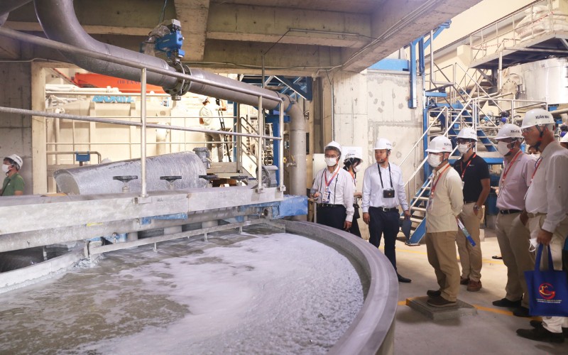 Đoàn đại biểu diễn đàn kinh tế TP.HCM tham quan nhà máy sản xuất giấy Xuân Mai