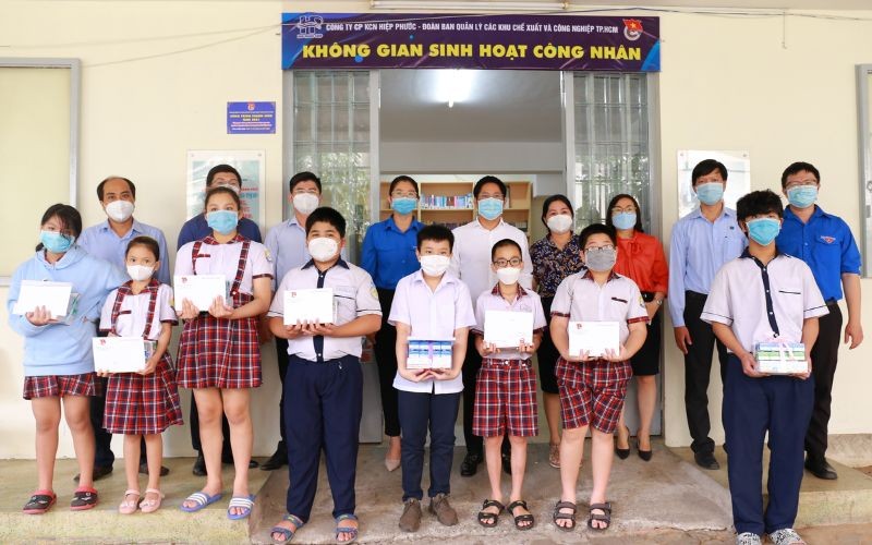 Học bổng "Tiếp sức đến trường" cho con em công nhân KCN Hiệp Phước