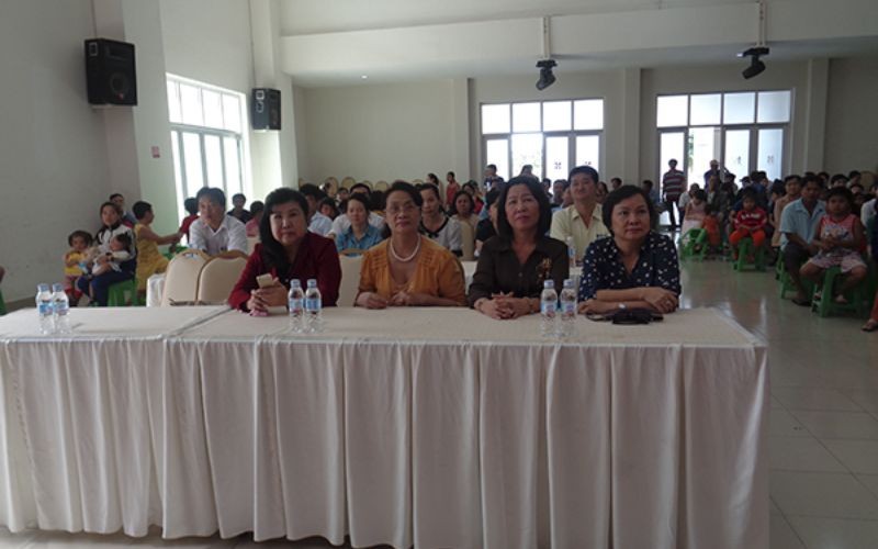 Tặng quà cho con em công nhân KCN Hiệp Phước