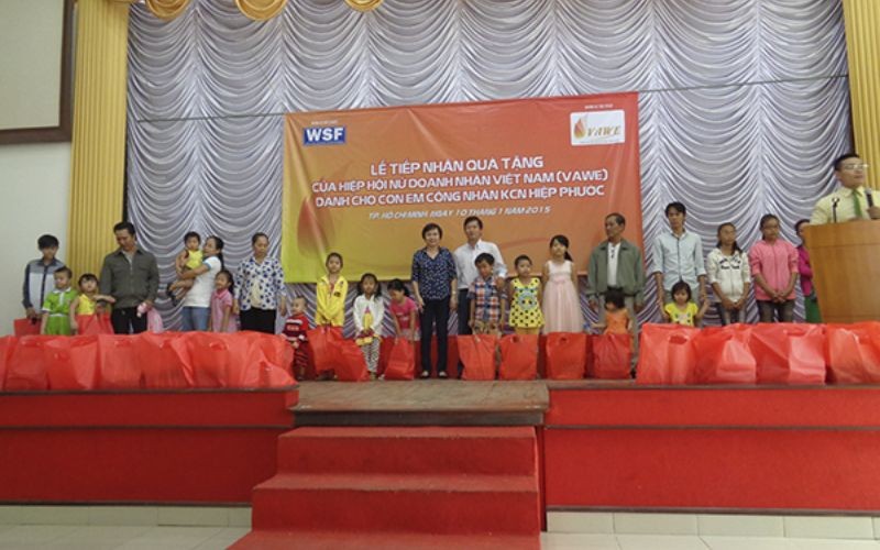 Tặng quà cho con em công nhân KCN Hiệp Phước