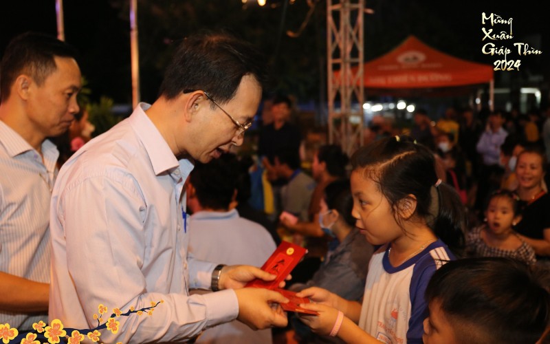 Ông Trần Việt Hà - Phó Trưởng ban Ban Quản lý các Khu chế xuất và Công nghiệp TP.HCM trao tặng lì xì cho con em Người lao động